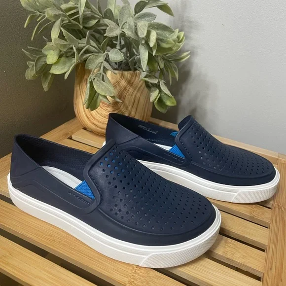 Navy little kids size c12 CROCS - Picture 3 of 8